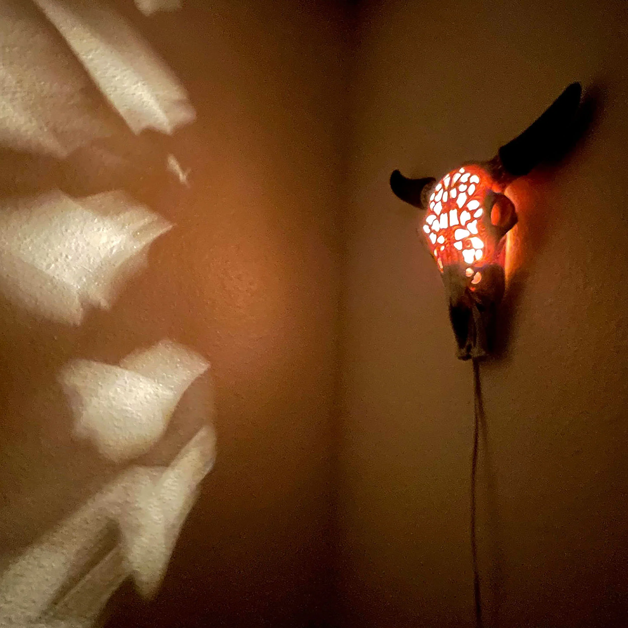 Western Steer Skull Wall Or Table Accent Lamp w/ Removable Metal Stand & LED Bulb - Image 9