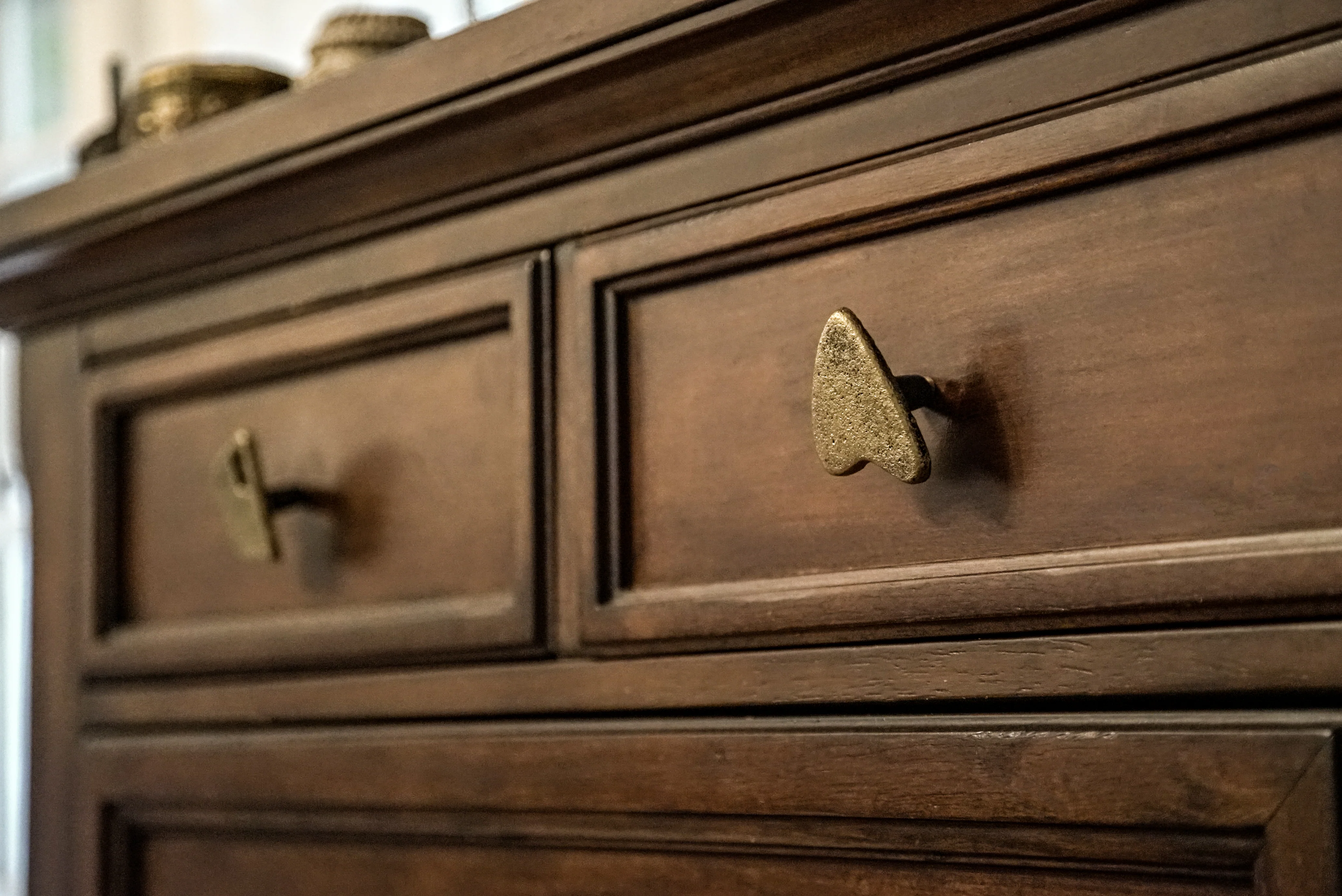 Set of 6 Antique Gold Finish Mid Century Modern Atomic Shape Cast Iron Drawer Pull Cabinet Knobs - Image 5