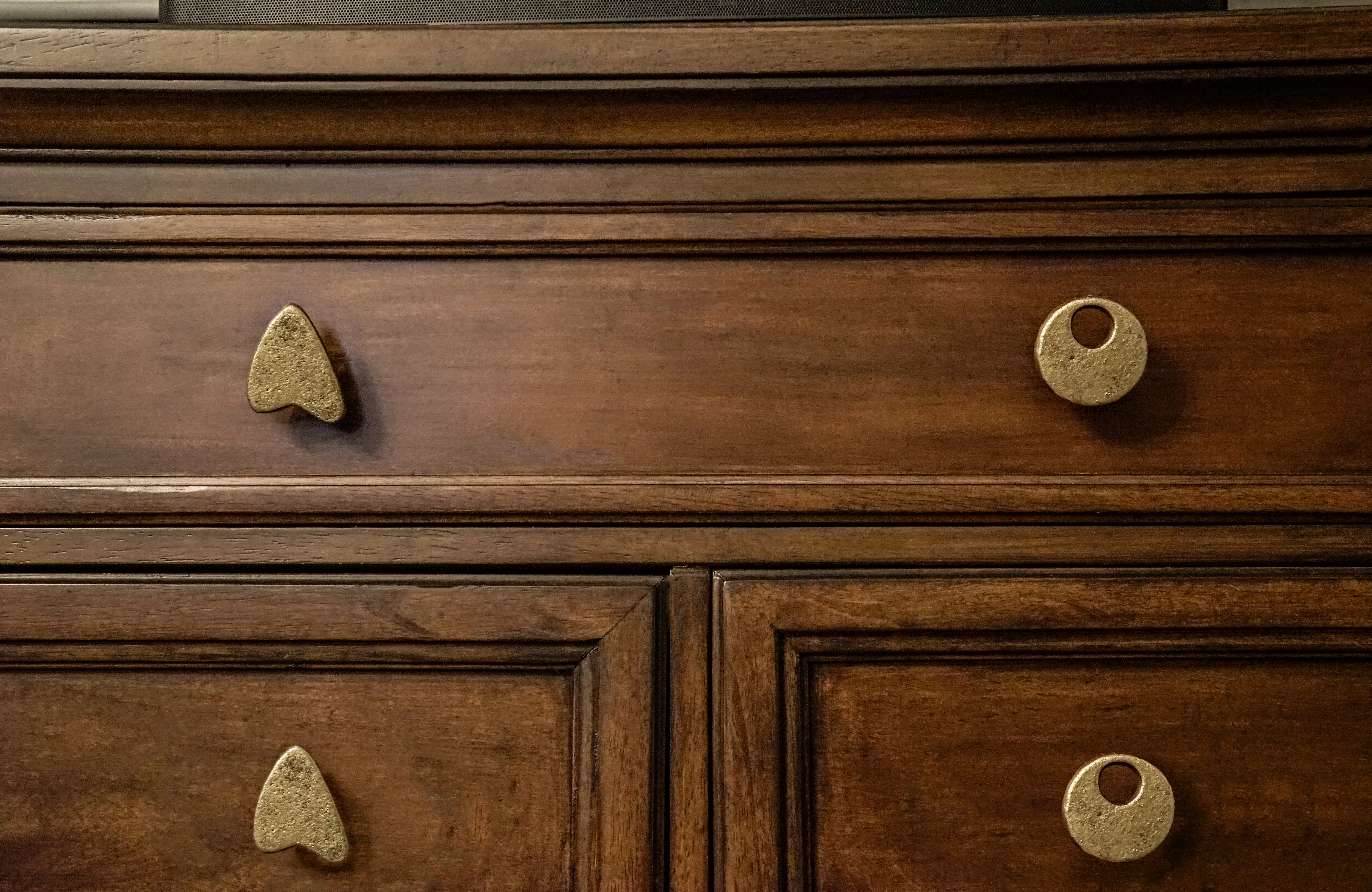 Set of 6 Antique Gold Finish Mid Century Modern Atomic Shape Cast Iron Drawer Pull Cabinet Knobs - Image 6