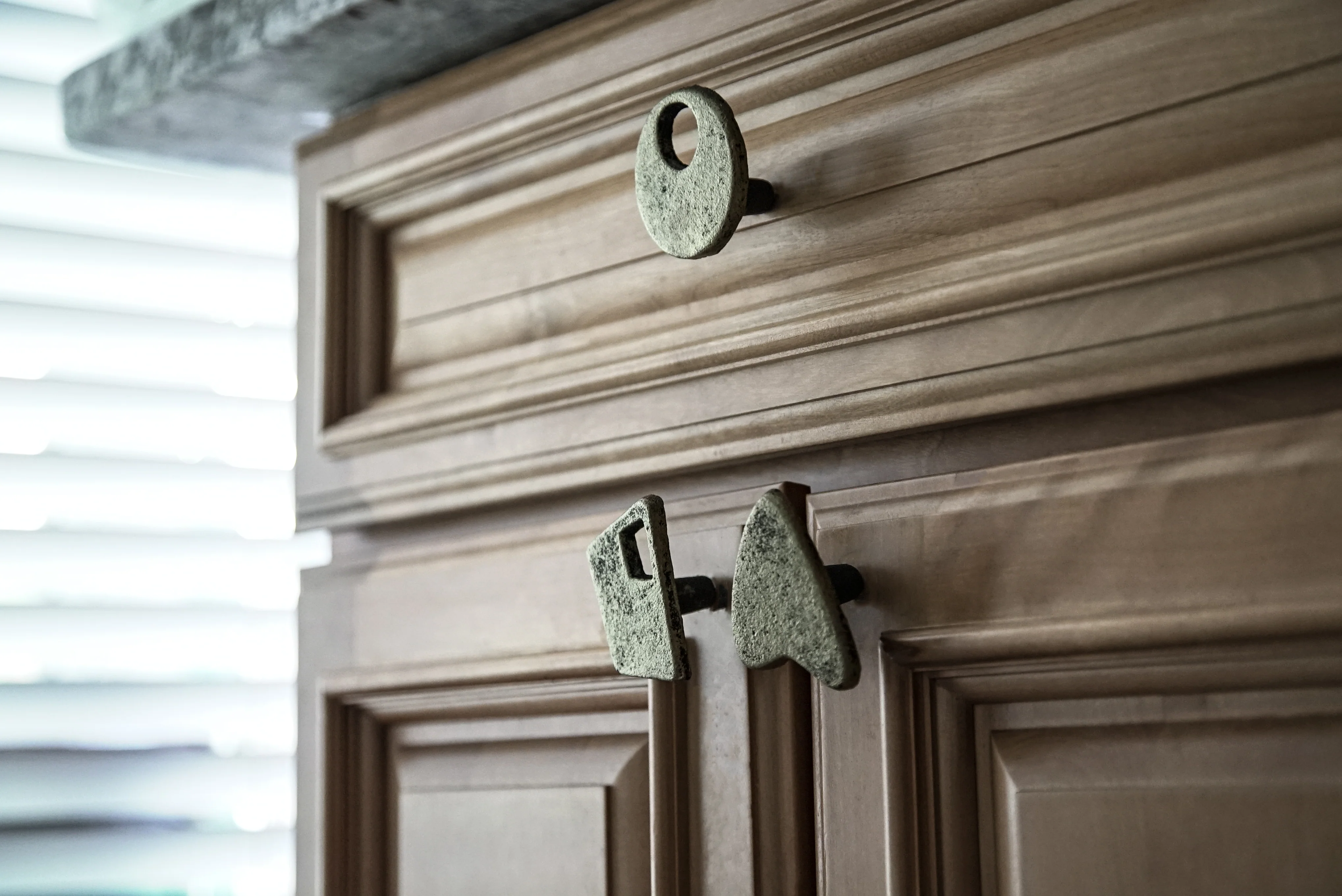 Set of 6 Antique Gold Finish Mid Century Modern Atomic Shape Cast Iron Drawer Pull Cabinet Knobs - Image 8